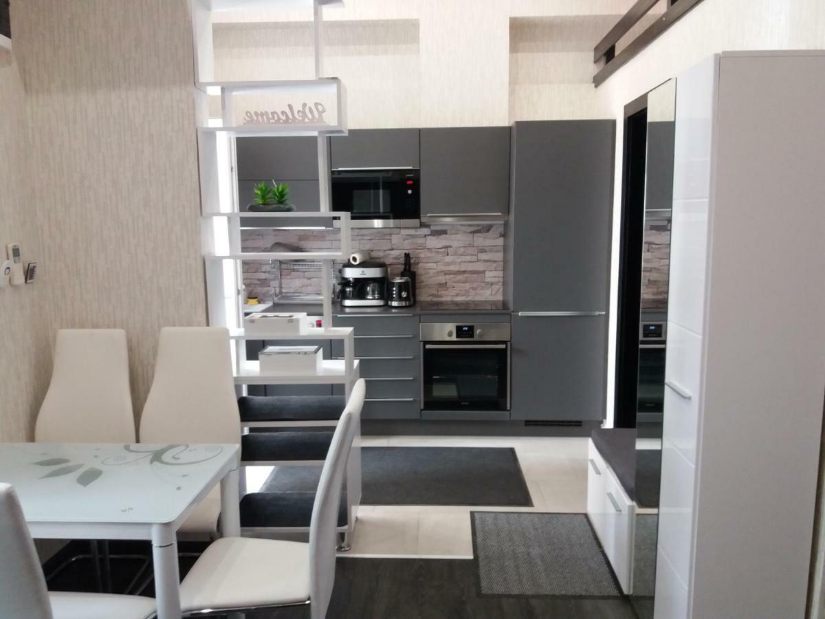 Corvinus Apartman Boedapest Buitenkant foto